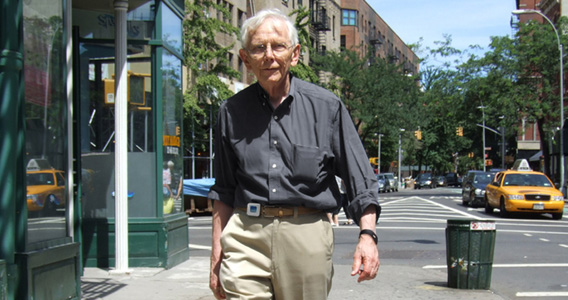 Hombre portando ambos dispositivos.