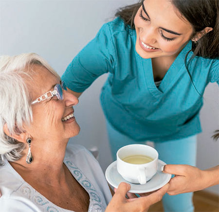 Uso de espesante y vaso adaptado para pacientes con disfagia orofaríngea 