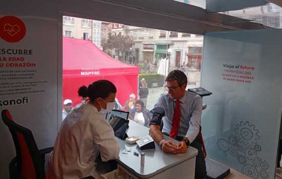 Geriatricarea Fundación Mapfre La máquina del tiempo iniciativa por los hábitos saludables pruebas médicas autobús por España.