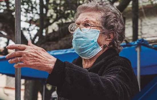 Geriatricarea boletín vulnerabilidad social personas mayores Cruz Roja aislamiento y riesgo de pobreza tras pandemia