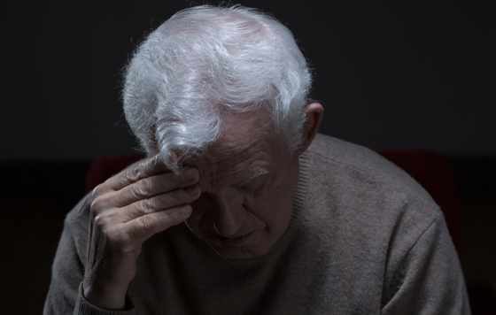 Bibliografía: - Viaña, [Daniel], Galarza, [Gabriela]. (2023). La soledad creciente de España: los mayores de 65 años que viven soles se disparan más de un 20% en la última década. El Mundo. https://www.elmundo.es/economia/macroeconomia/2023/07/01/649f139de85ece1e678b4594.html - Centro para el Control y la Prevención de Enfermedades (CDC). 2021. Soledad y aislamiento social vinculados a afecciones graves. CDC. https://www.cdc.gov/aging/spanish/features/lonely-older-adults.html - National Academies of Sciences, Engineering, and Medicine. 2020. Social Isolation and Loneliness in Older Adults: Opportunities for the Health Care System. Washington, DC: The National Acemies Press. https://doi.org/10.17226/25663 - Casas, M. [Joan]. (2022). Soledades y conflictos en los hospitales: Una mirada desde el trabajo social, la ética del cuidado y la planificación del alta con personas mayores en situación de dependencia. Ediciones Complutense. https://revistas.ucm.es/index.php/CUTS/article/view/82419/4564456562688 - Uribarri, [Fátima]. (2021). Cajeras del súper, el nuevo antídoto contra la soledad. ABC. https://www.abc.es/xlsemanal/a-fondo/cajas-lentas-supermercado-ancianos-soledad-clientes-holanda.html
