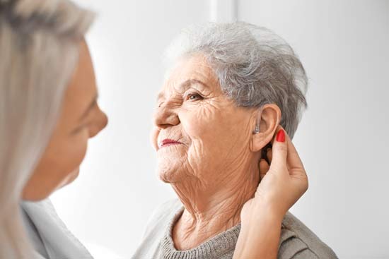 Pérdida auditiva en adultos mayores y su relación con los síndromes geriátricos