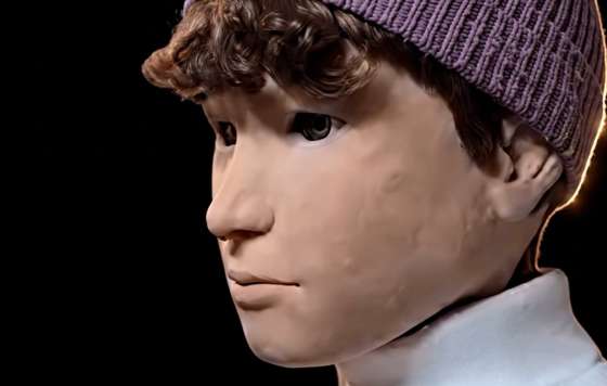 Arkeo, el robot humanoide con IA que combate la soledad de los mayores