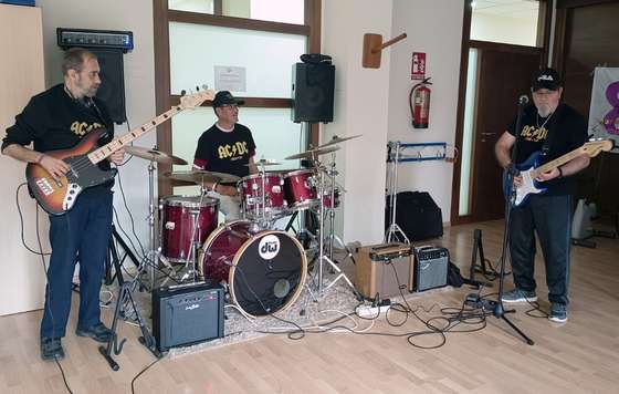 Geriatricarea- The Triky, la banda nacida en la residencia DomusVi Sierra de las Nieves
