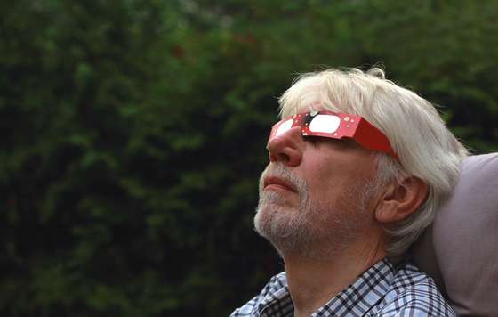 Geriatricarea- cómo observar el eclipse con seguridad
