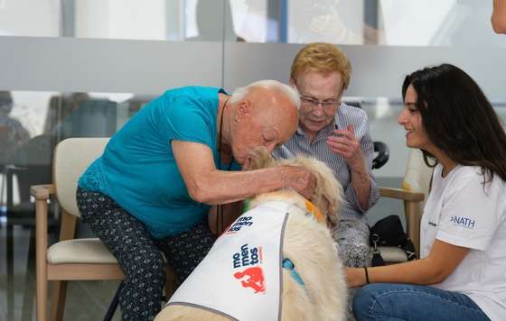 Geriatricarea- Kiwoko y Amavir lanzan 'Momentos Senior', terapias con perros para combatir la soledad no deseada en residencias