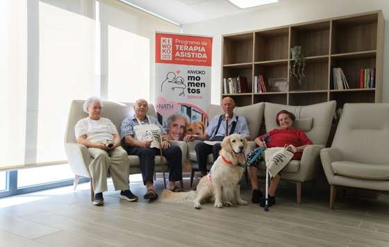 Geriatricarea- Kiwoko y Amavir lanzan 'Momentos Senior', terapias con perros para combatir la soledad no deseada en residencias